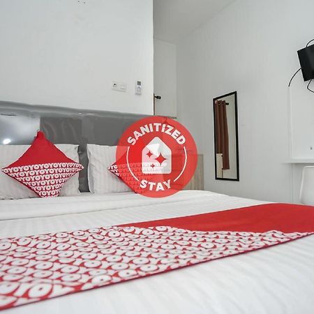 Oyo 183 The Pipe House Hotel Palembang Exterior foto