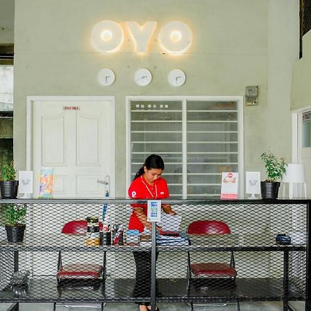 Oyo 183 The Pipe House Hotel Palembang Exterior foto