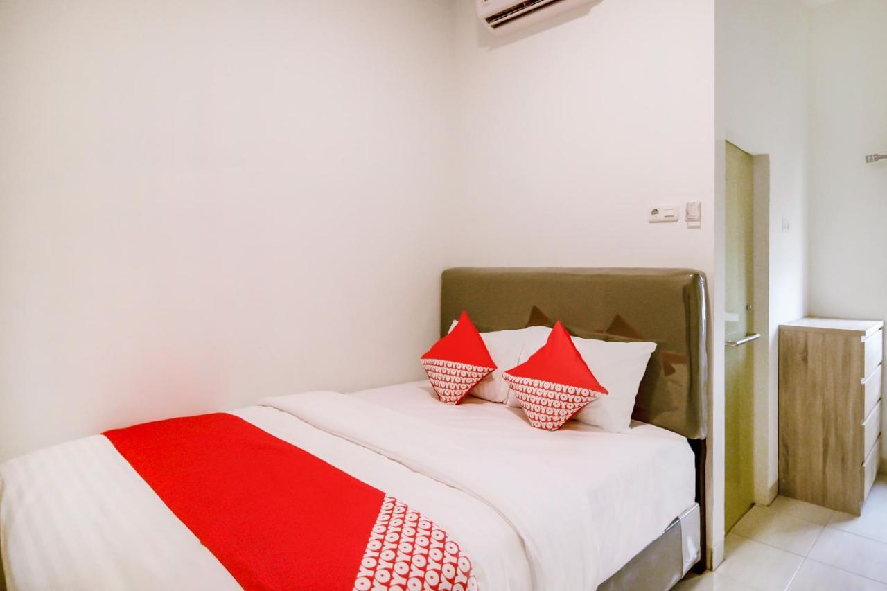 Oyo 183 The Pipe House Hotel Palembang Exterior foto