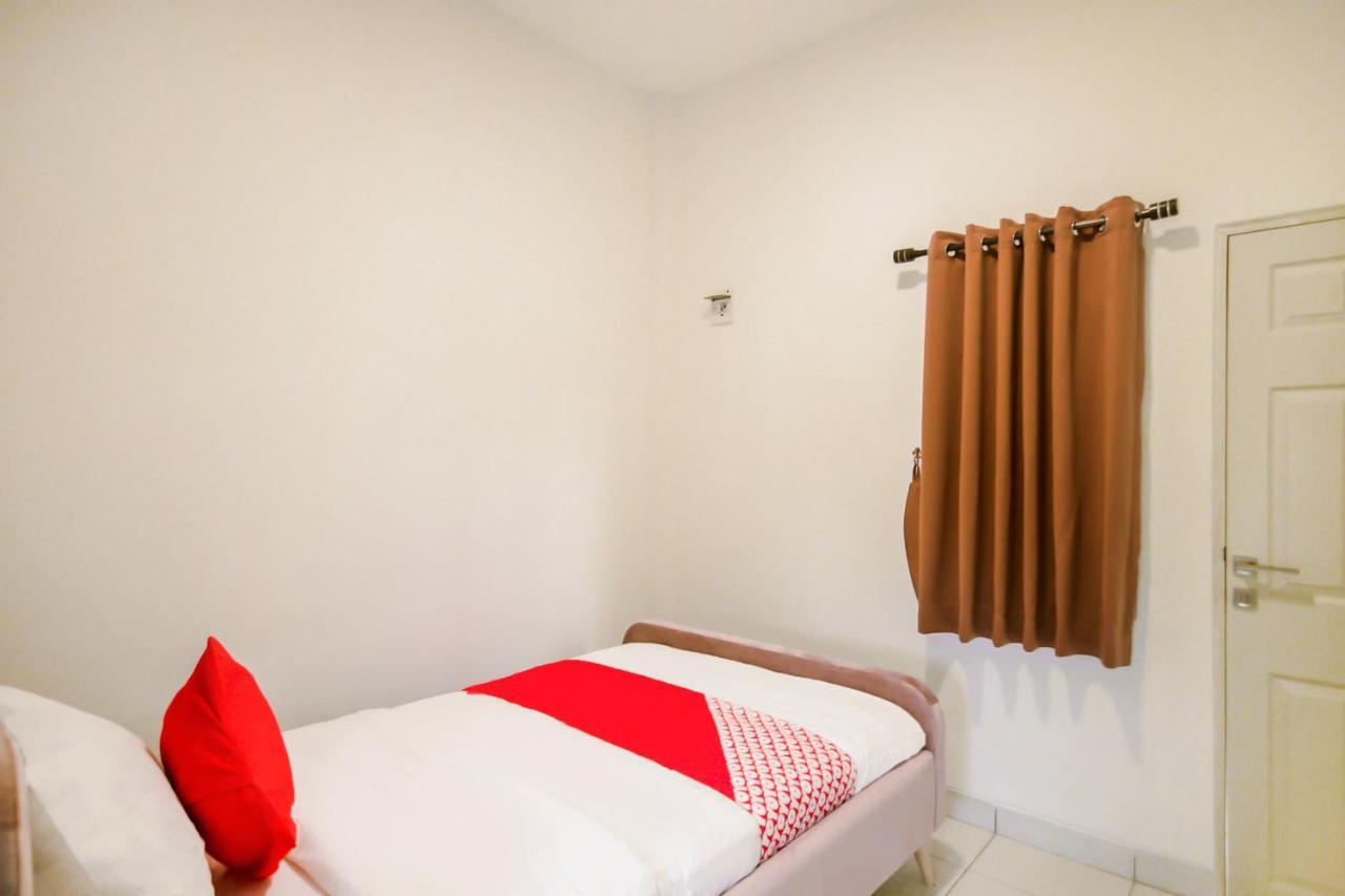 Oyo 183 The Pipe House Hotel Palembang Exterior foto