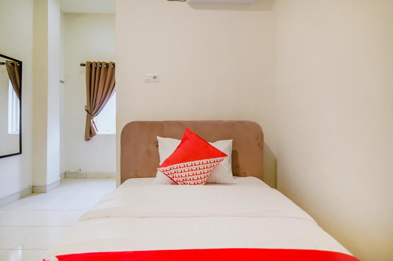 Oyo 183 The Pipe House Hotel Palembang Exterior foto