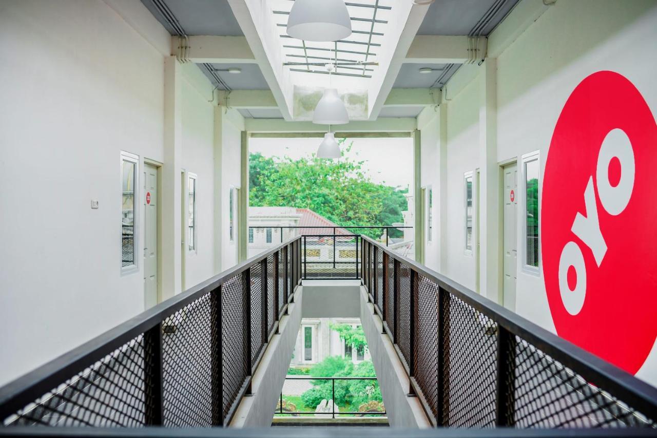 Oyo 183 The Pipe House Hotel Palembang Exterior foto