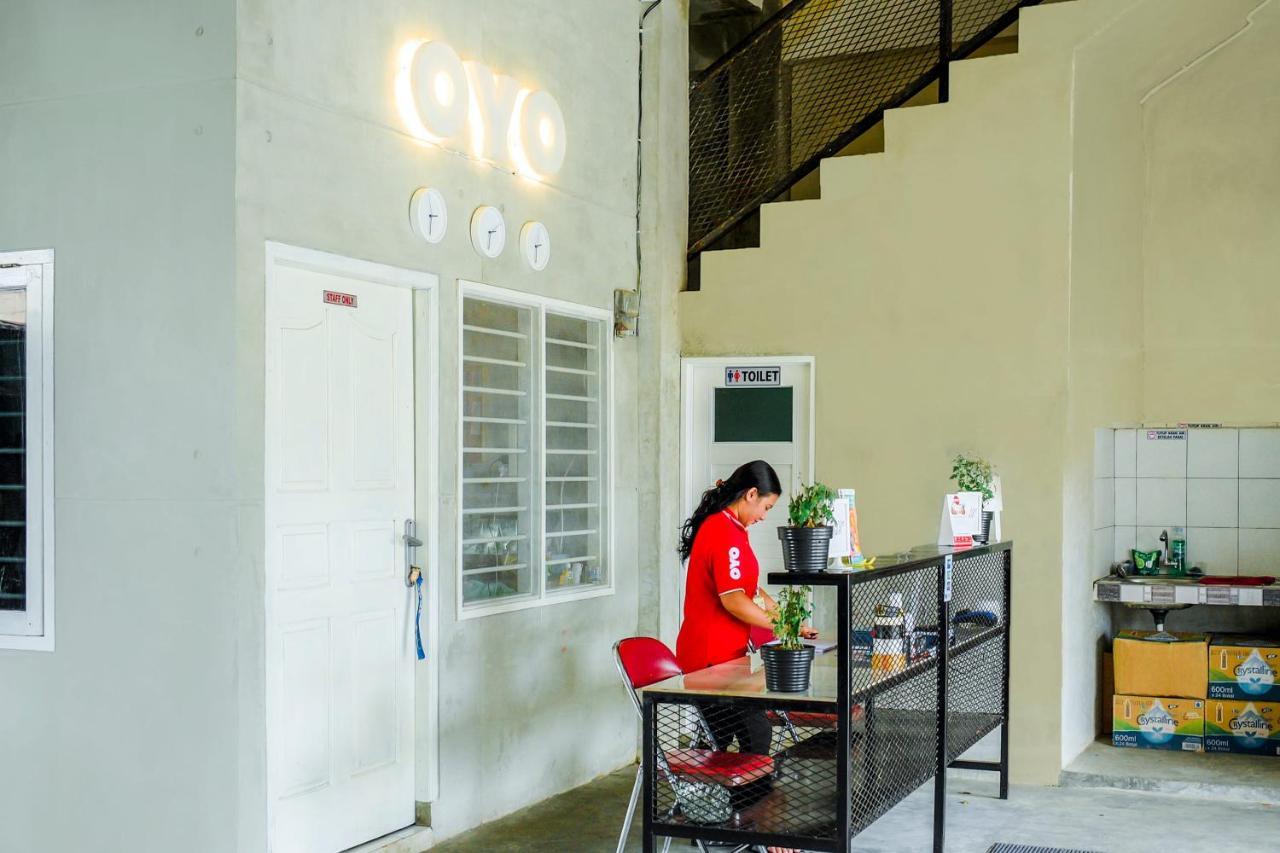 Oyo 183 The Pipe House Hotel Palembang Exterior foto