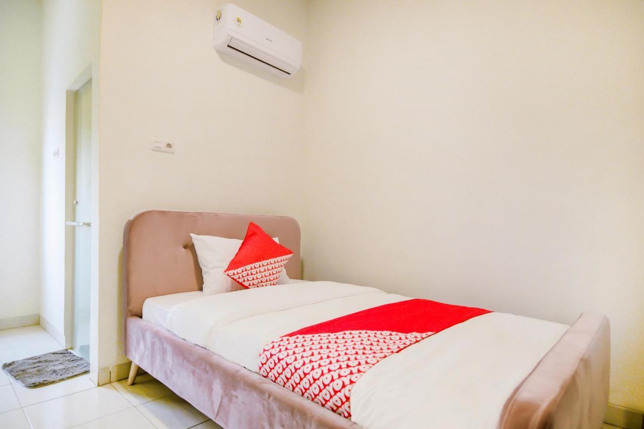 Oyo 183 The Pipe House Hotel Palembang Exterior foto