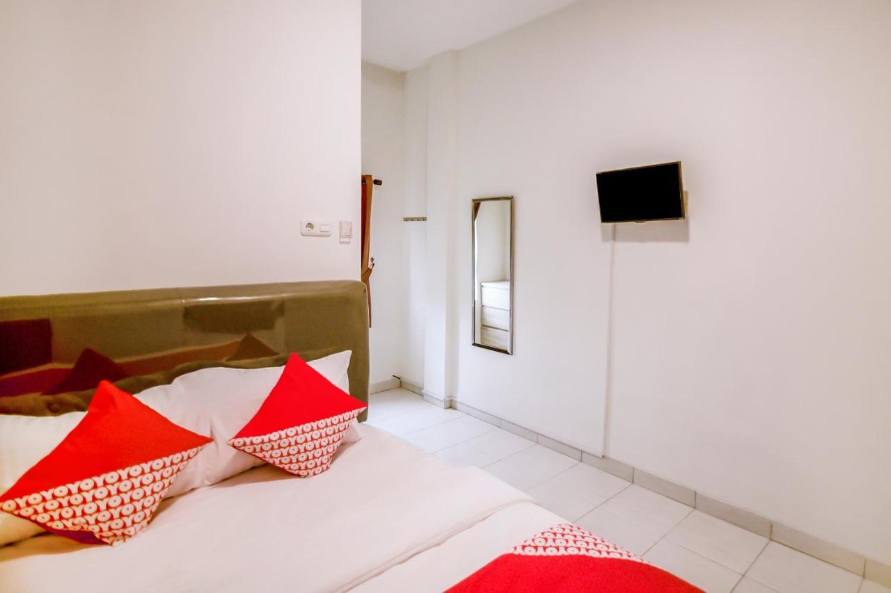 Oyo 183 The Pipe House Hotel Palembang Exterior foto