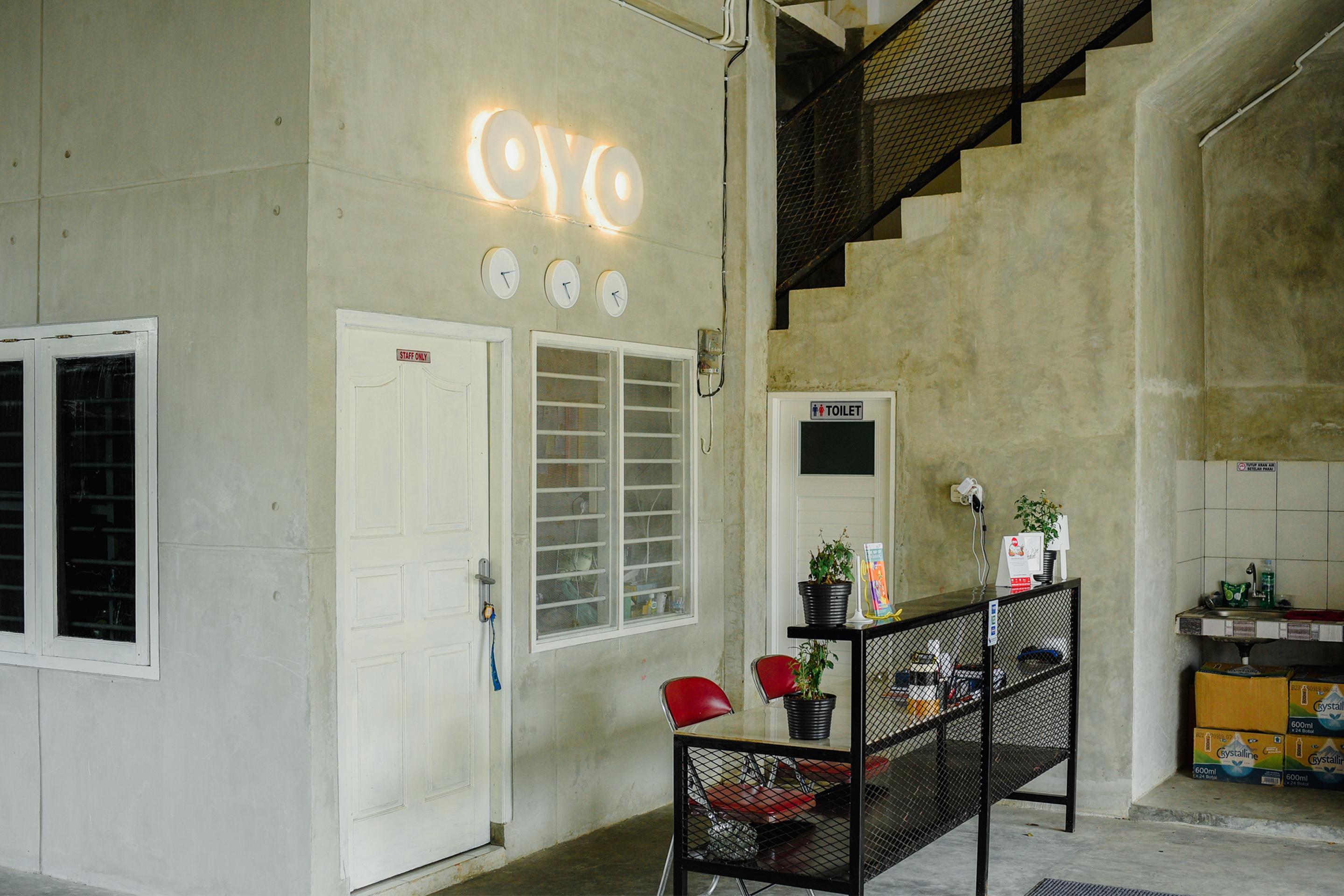 Oyo 183 The Pipe House Hotel Palembang Exterior foto