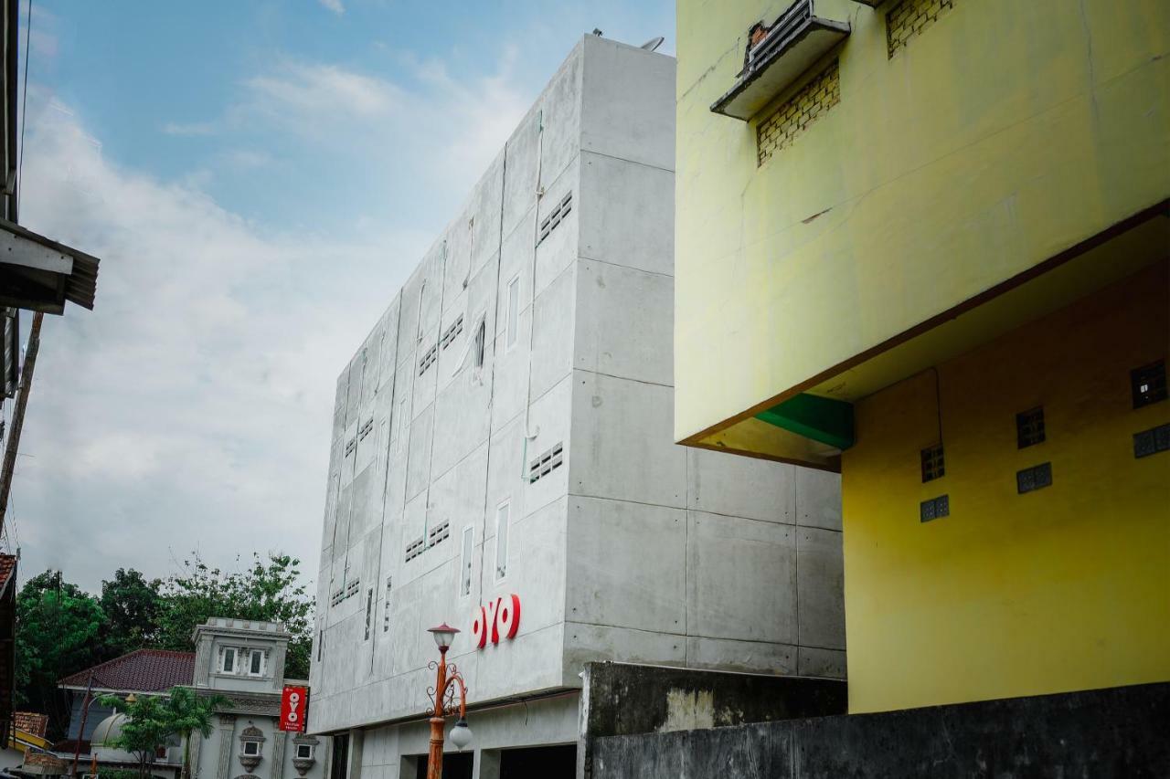 Oyo 183 The Pipe House Hotel Palembang Exterior foto