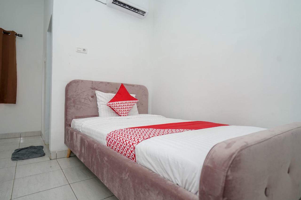 Oyo 183 The Pipe House Hotel Palembang Exterior foto