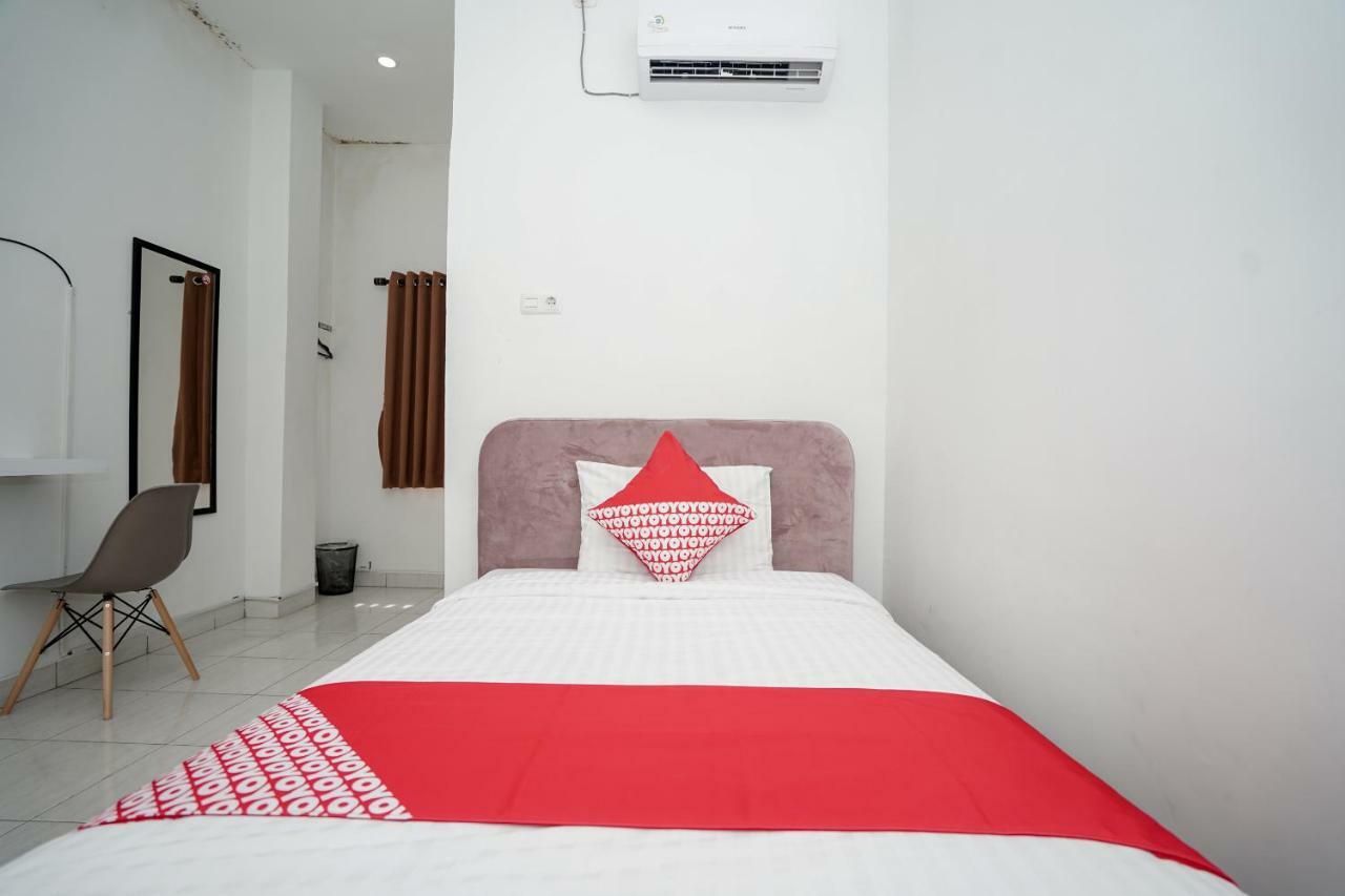 Oyo 183 The Pipe House Hotel Palembang Exterior foto