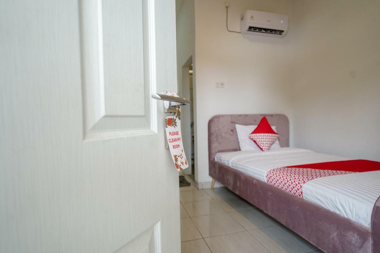 Oyo 183 The Pipe House Hotel Palembang Exterior foto