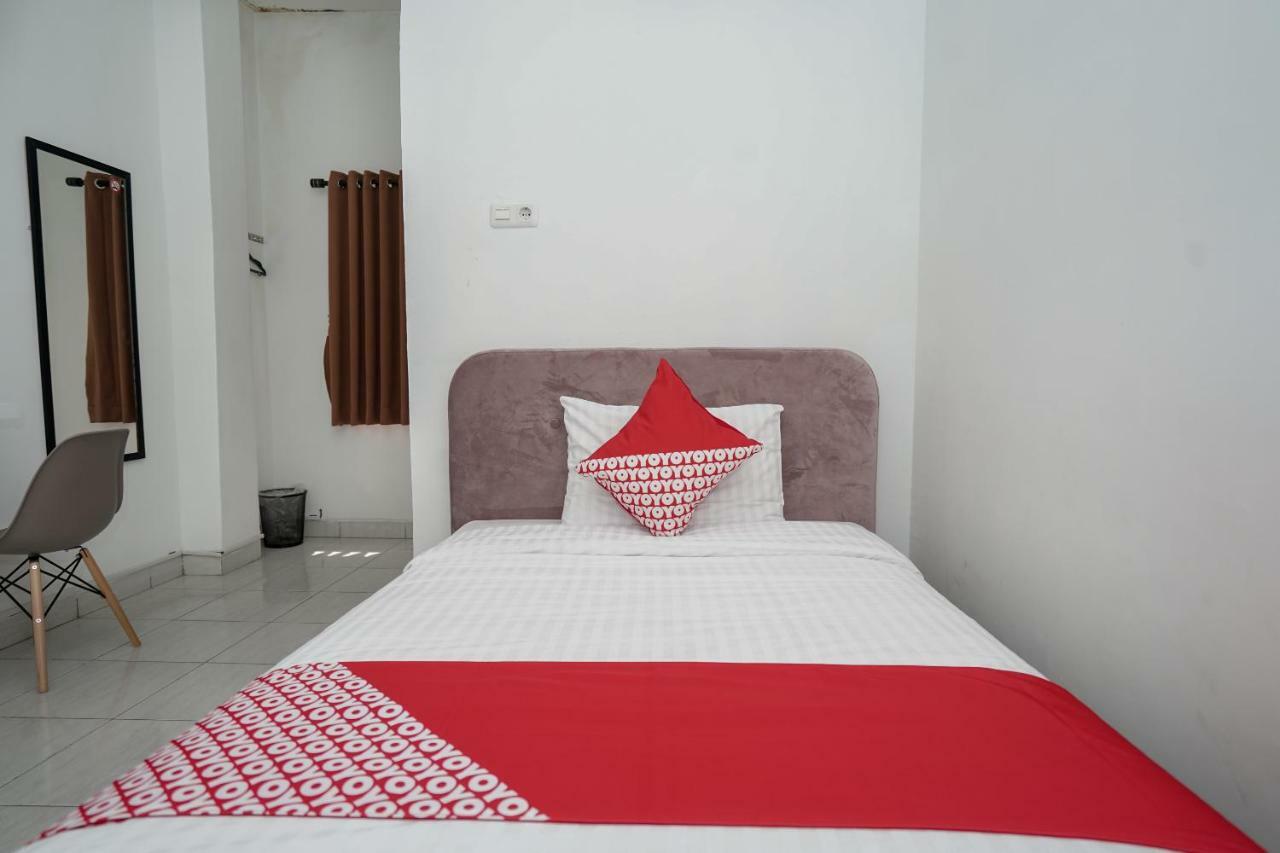 Oyo 183 The Pipe House Hotel Palembang Exterior foto