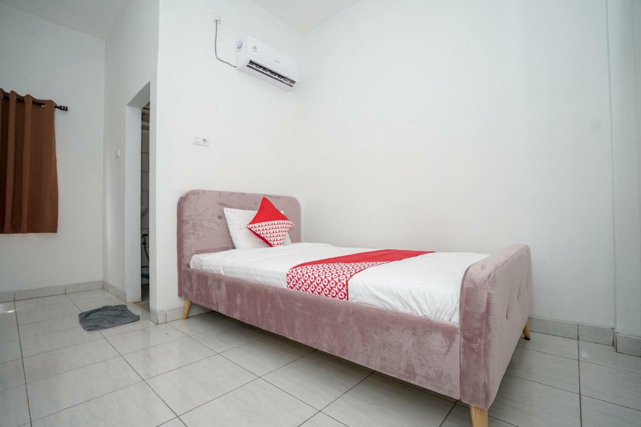 Oyo 183 The Pipe House Hotel Palembang Exterior foto