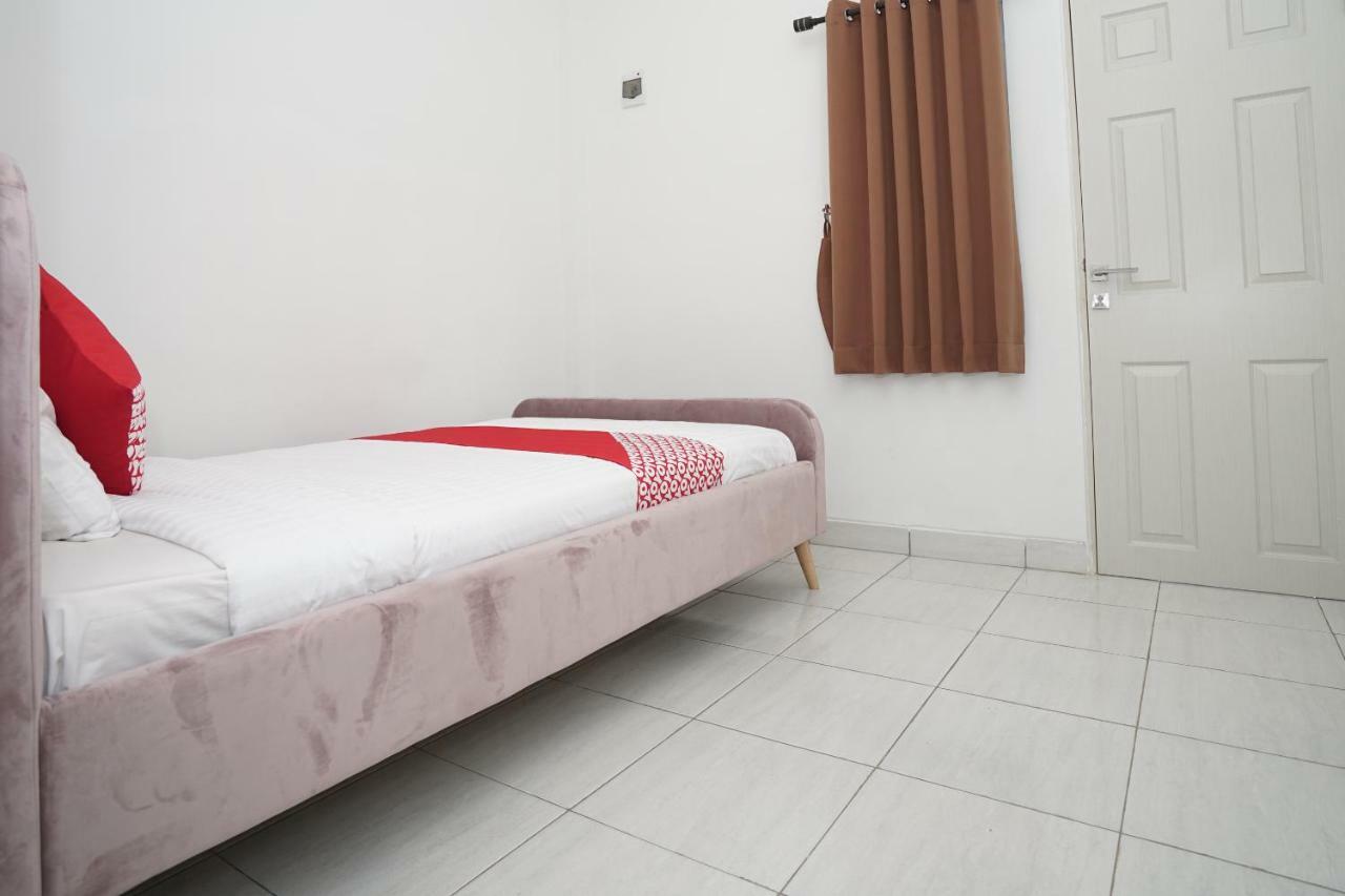 Oyo 183 The Pipe House Hotel Palembang Exterior foto