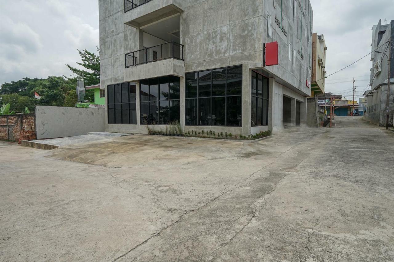 Oyo 183 The Pipe House Hotel Palembang Exterior foto
