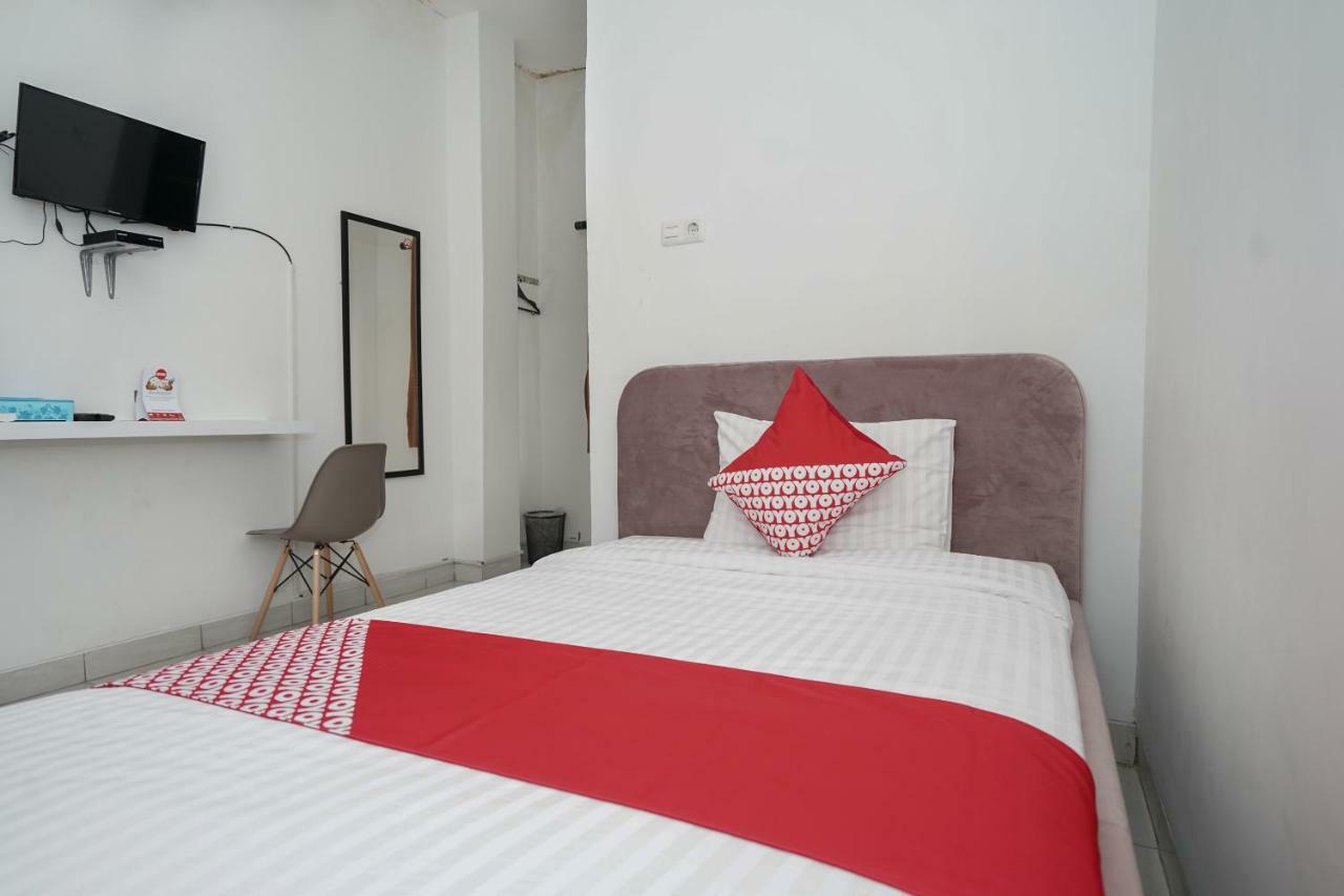 Oyo 183 The Pipe House Hotel Palembang Exterior foto
