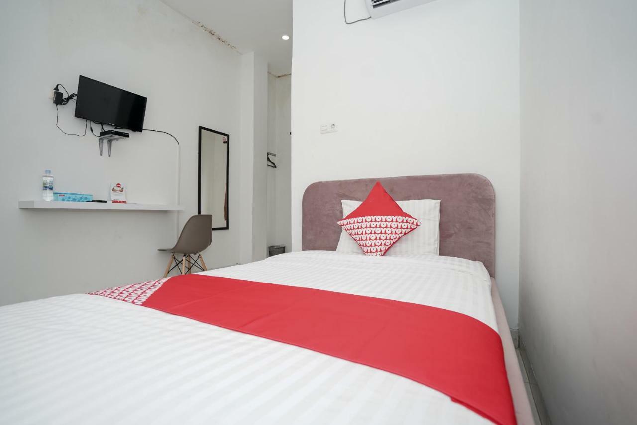 Oyo 183 The Pipe House Hotel Palembang Exterior foto