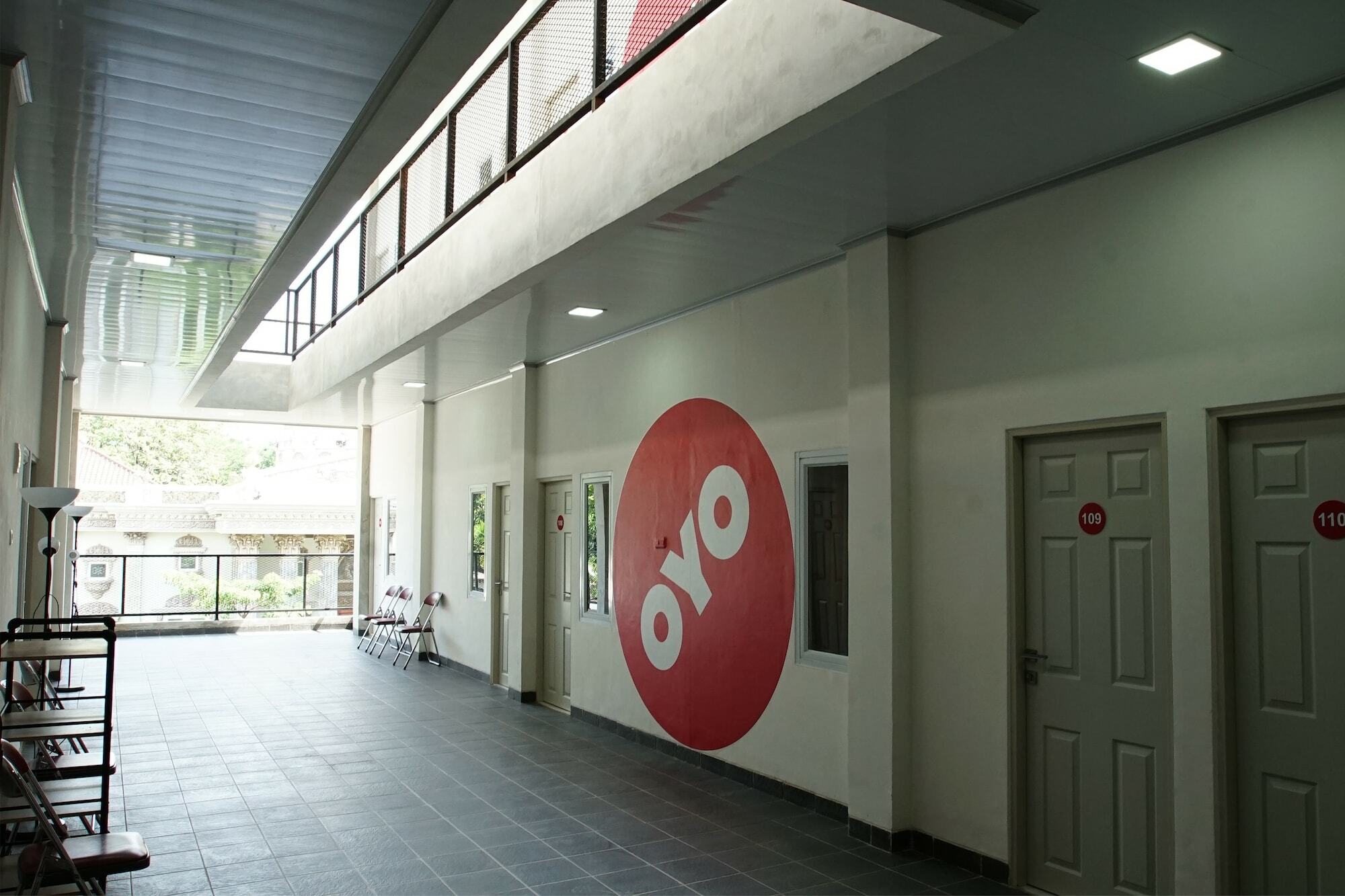 Oyo 183 The Pipe House Hotel Palembang Exterior foto